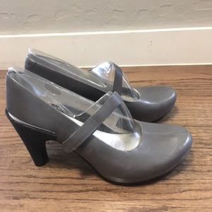 Tsubo gray leather pumps, fabric covered heel, brand new, never worn, size 8.5